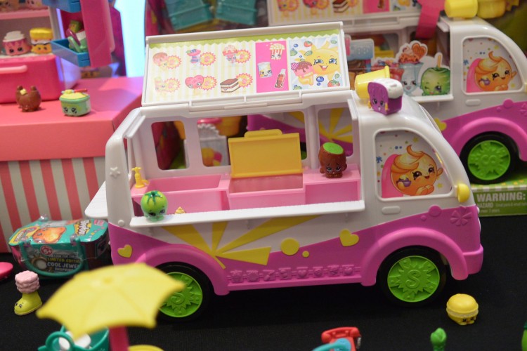 Moose Toys Shopkins Season 3 Scoops Ice Cream Truck Playset